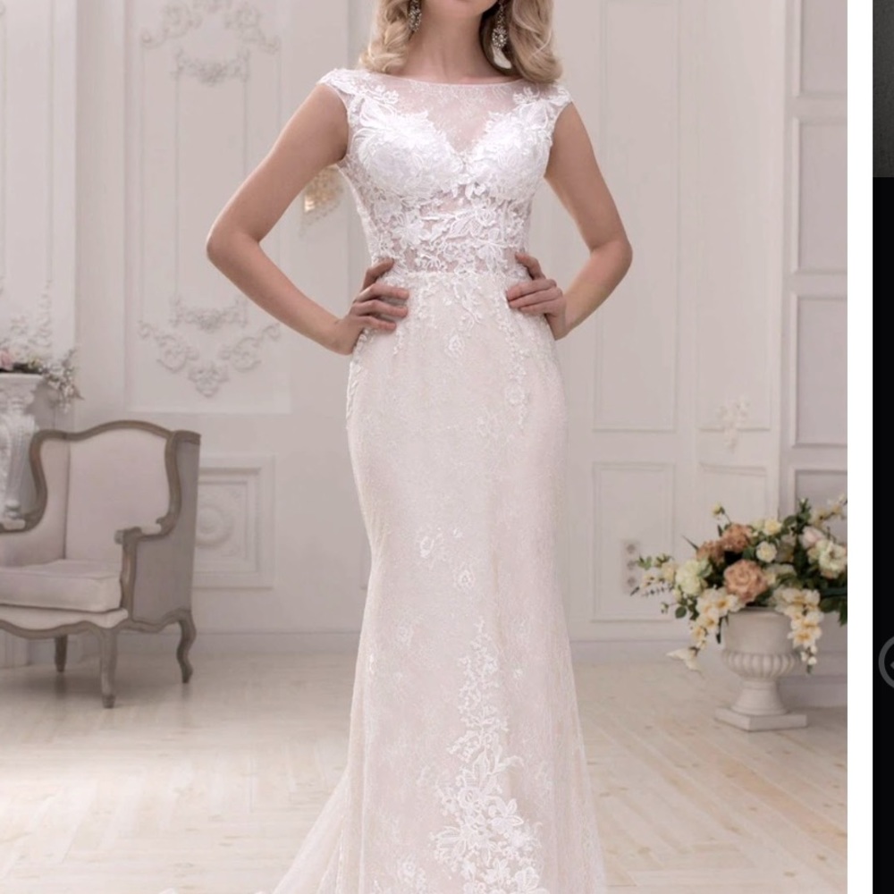 STUNNING ivory wedding dress, only worn to try on, new without tags.